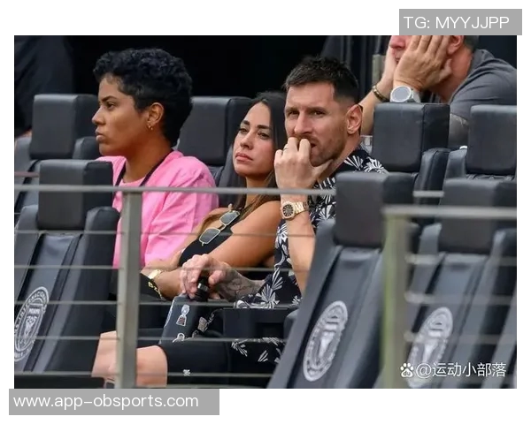 梅西与安东内拉共享温馨圣诞时刻祝福粉丝们节日快乐